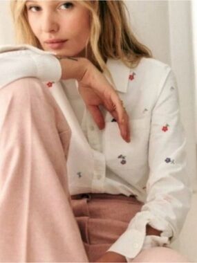 Sézane White Button-Down Shirt with Petite Embroidered Flowers